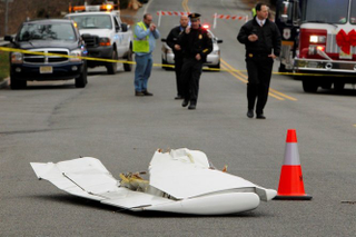 Illustration for article titled Plane Crashes On Busy New Jersey Highway (Video)